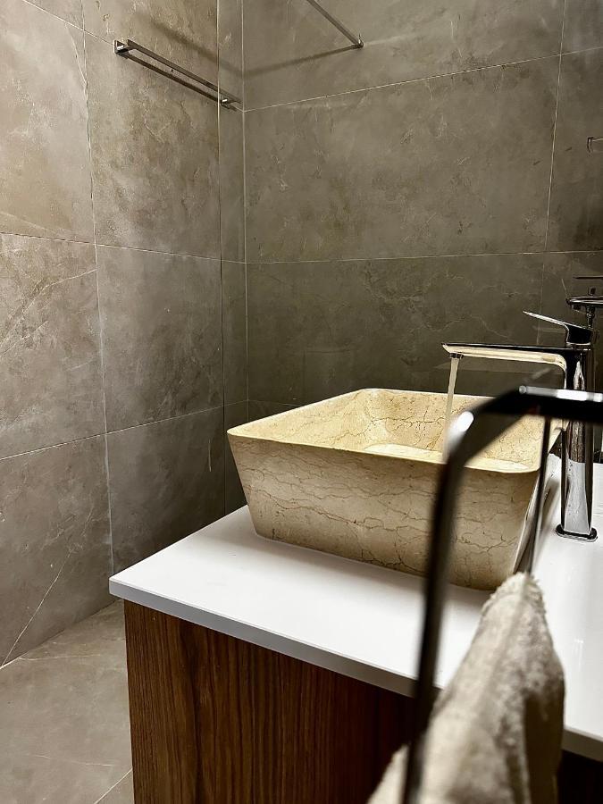 Stone Court Boutique Studios Міліу Екстер'єр фото