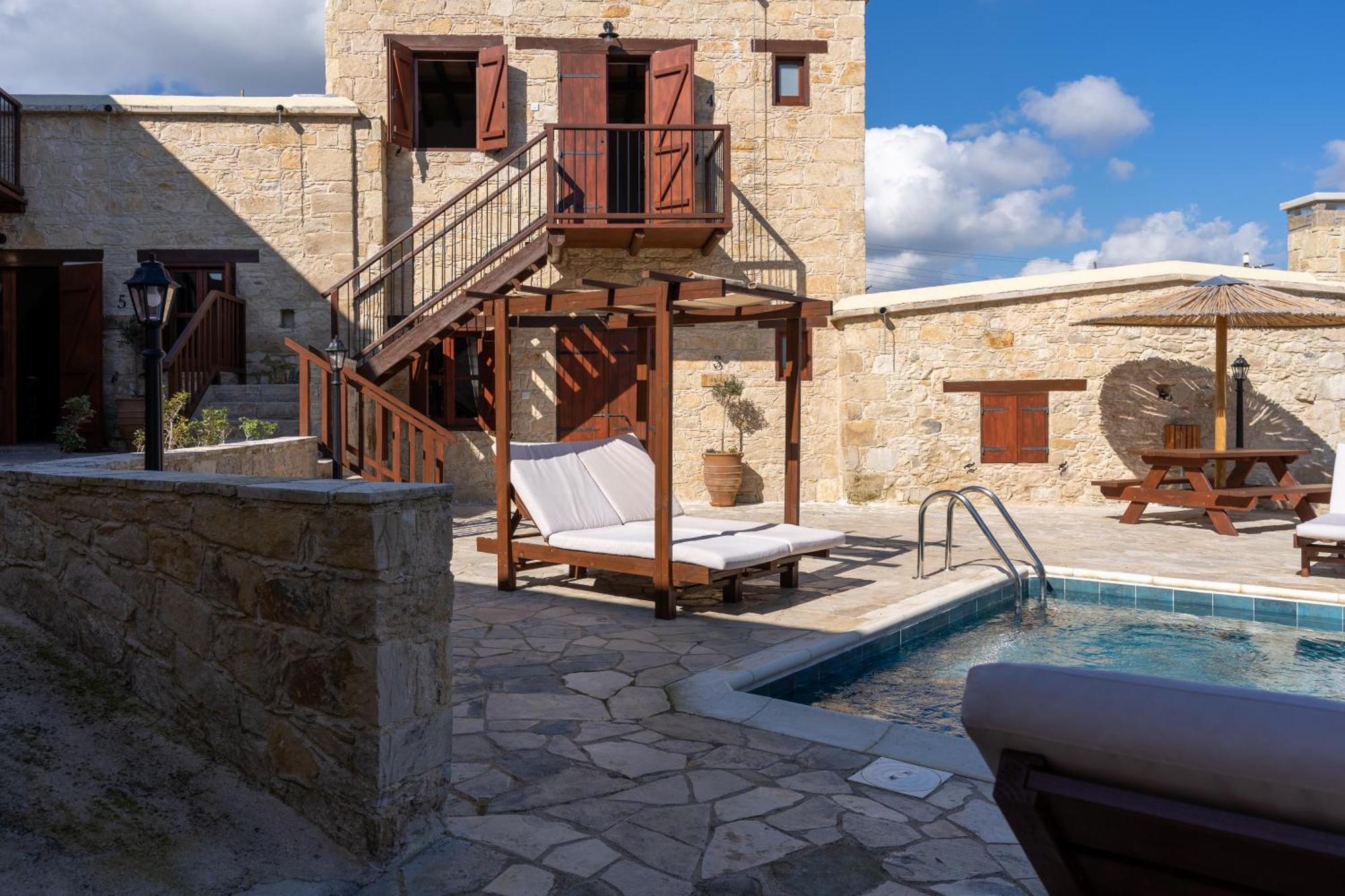 Stone Court Boutique Studios Міліу Екстер'єр фото