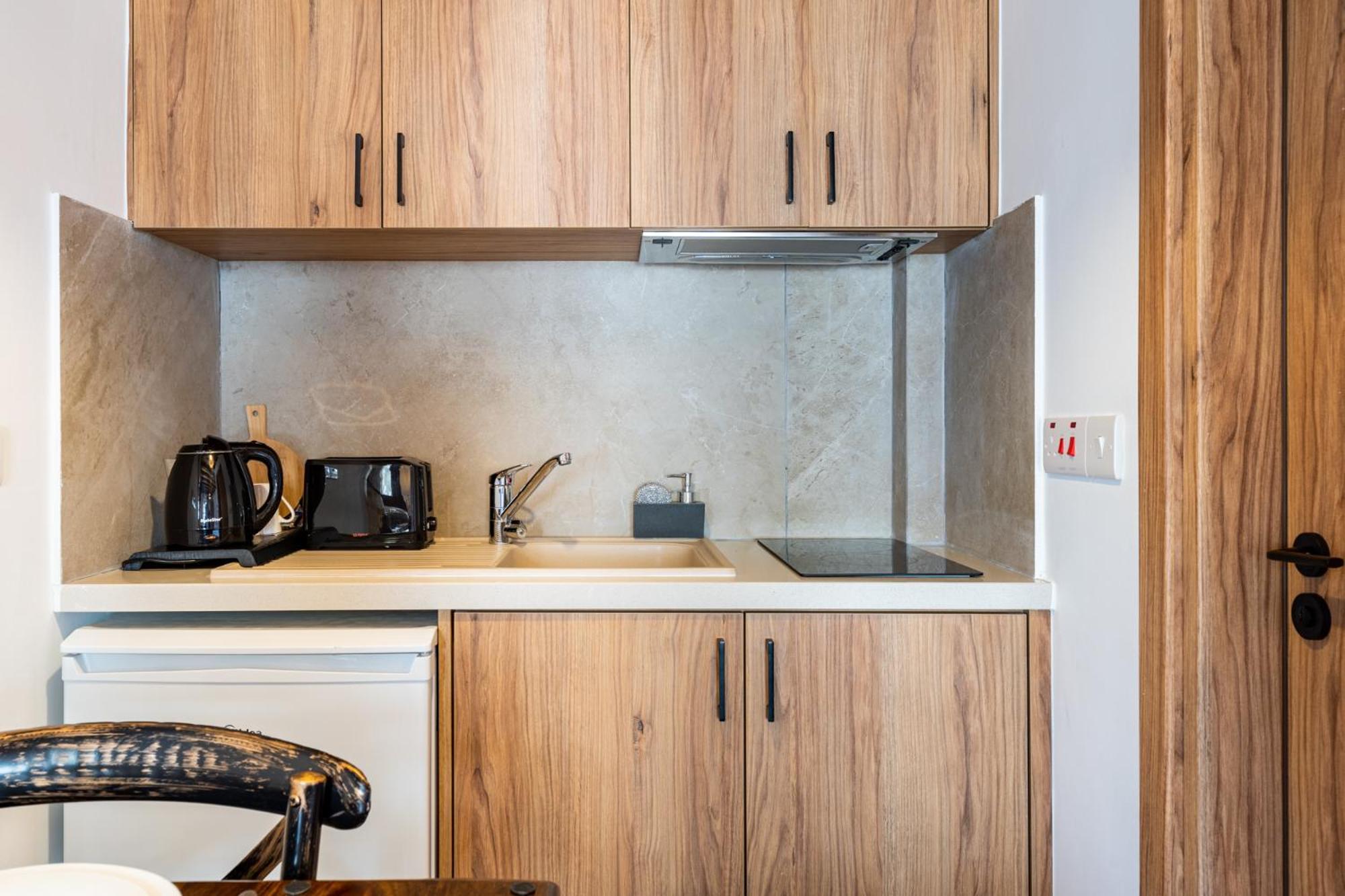 Stone Court Boutique Studios Міліу Екстер'єр фото