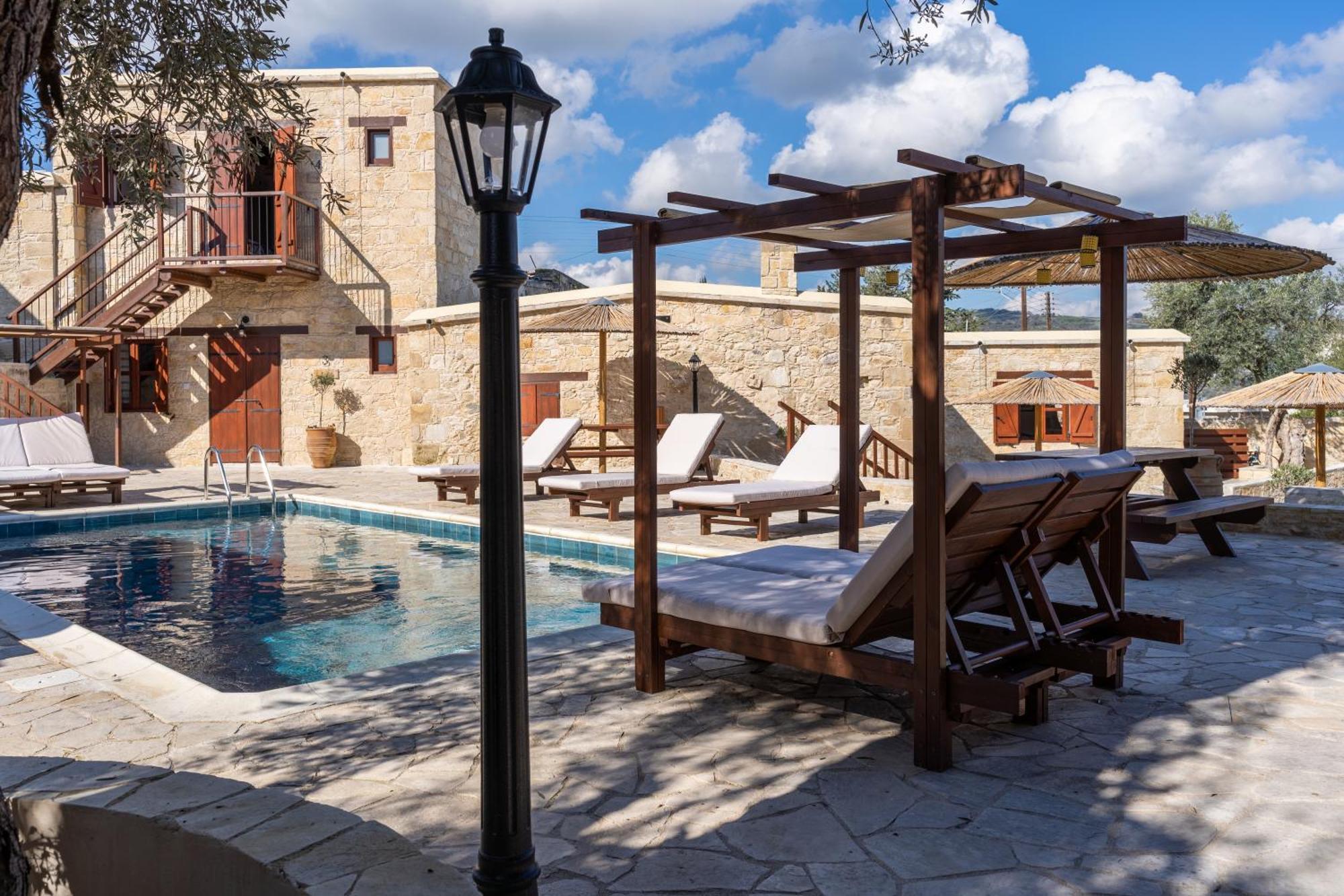Stone Court Boutique Studios Міліу Екстер'єр фото